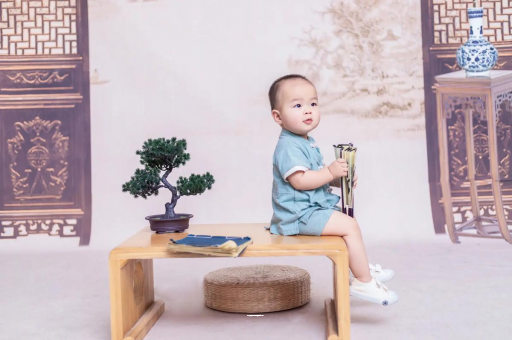 克孜勒苏柯尔克孜1岁宝宝走路